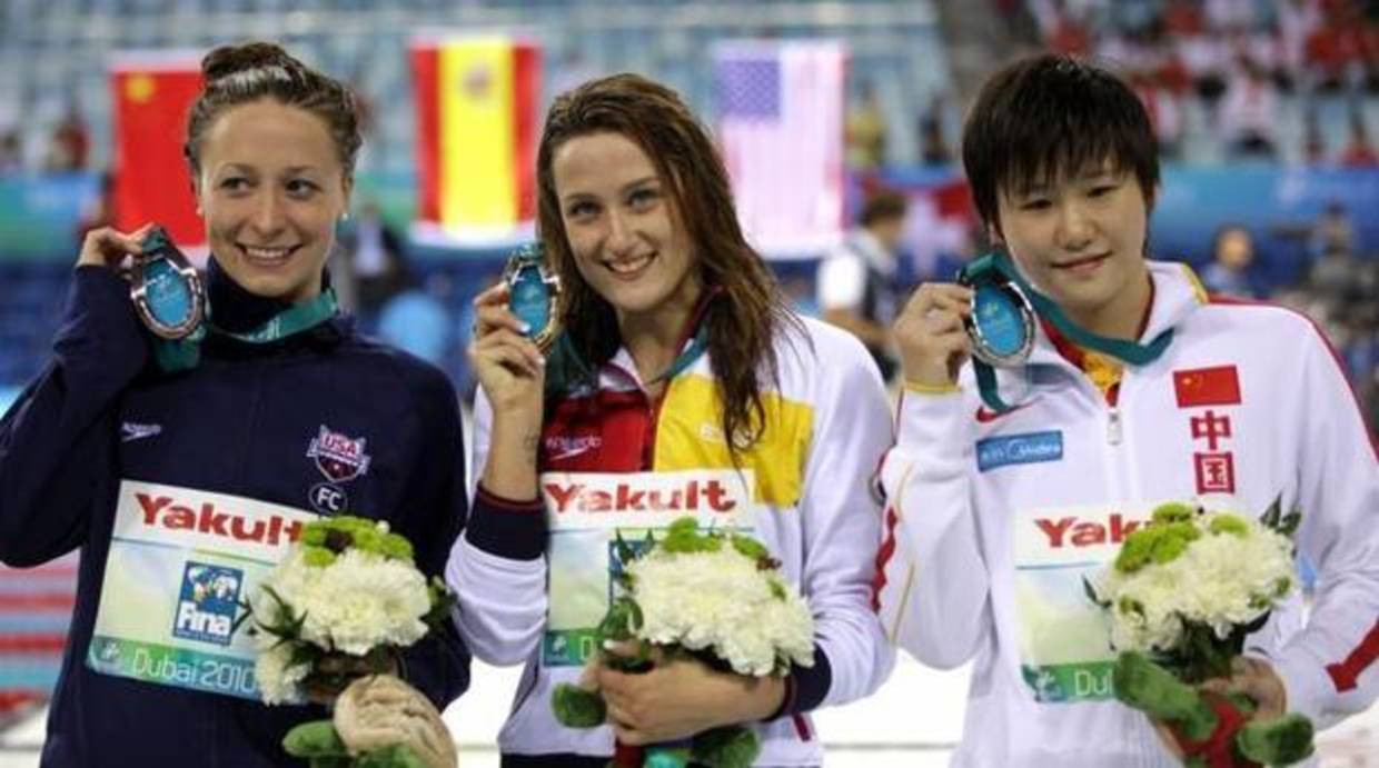 Ariana Kukors, a la derecha de Mireia Belmonte, en el Mundial de Natación de 2010