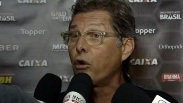 El entrenador de Atlético Mineiro casi acaba a golpes con un periodista