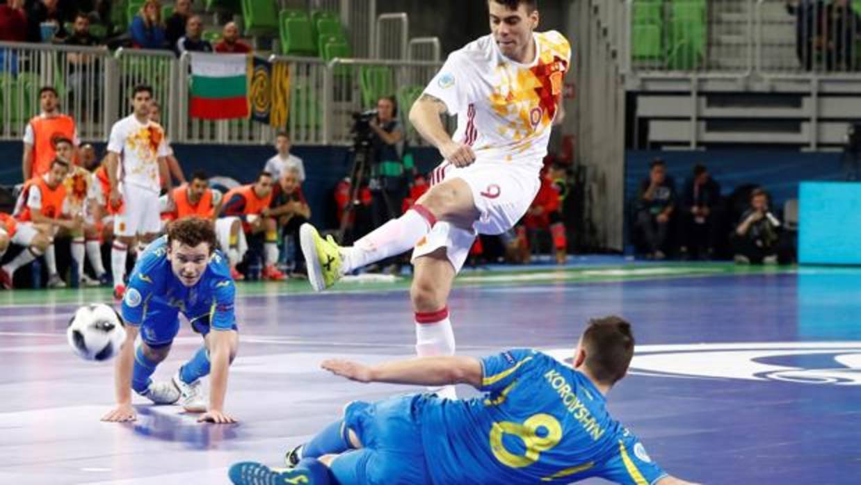 España se cita en la final con Ricardinho tras vencer agónicamente a Kazajistán