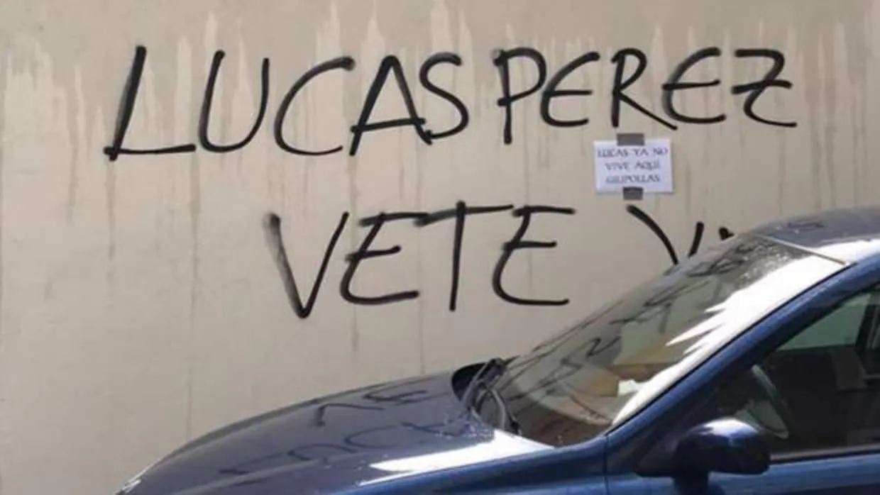 Genial respuesta de un vecino harto de pintadas contra Lucas Pérez