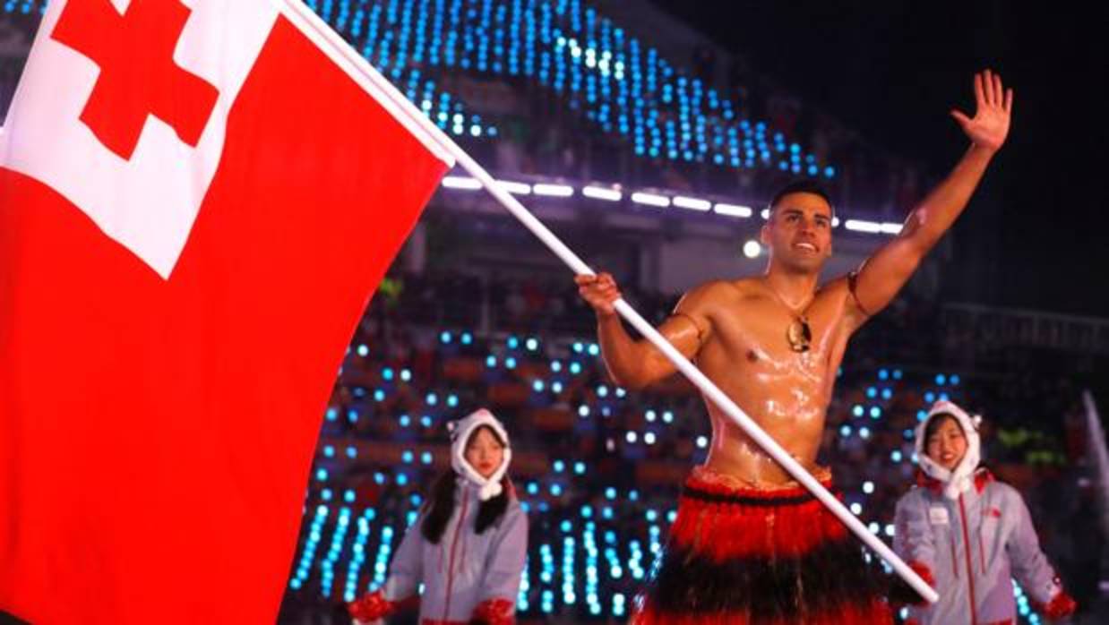 El abanderado de Tonga, en el desfile de los países