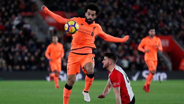 Salah y Firmino asientan al Liverpool como tercero