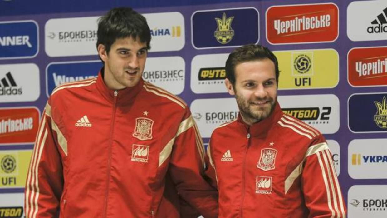 Mikel San José y Juan Mata durante una rueda de prensa en 2015