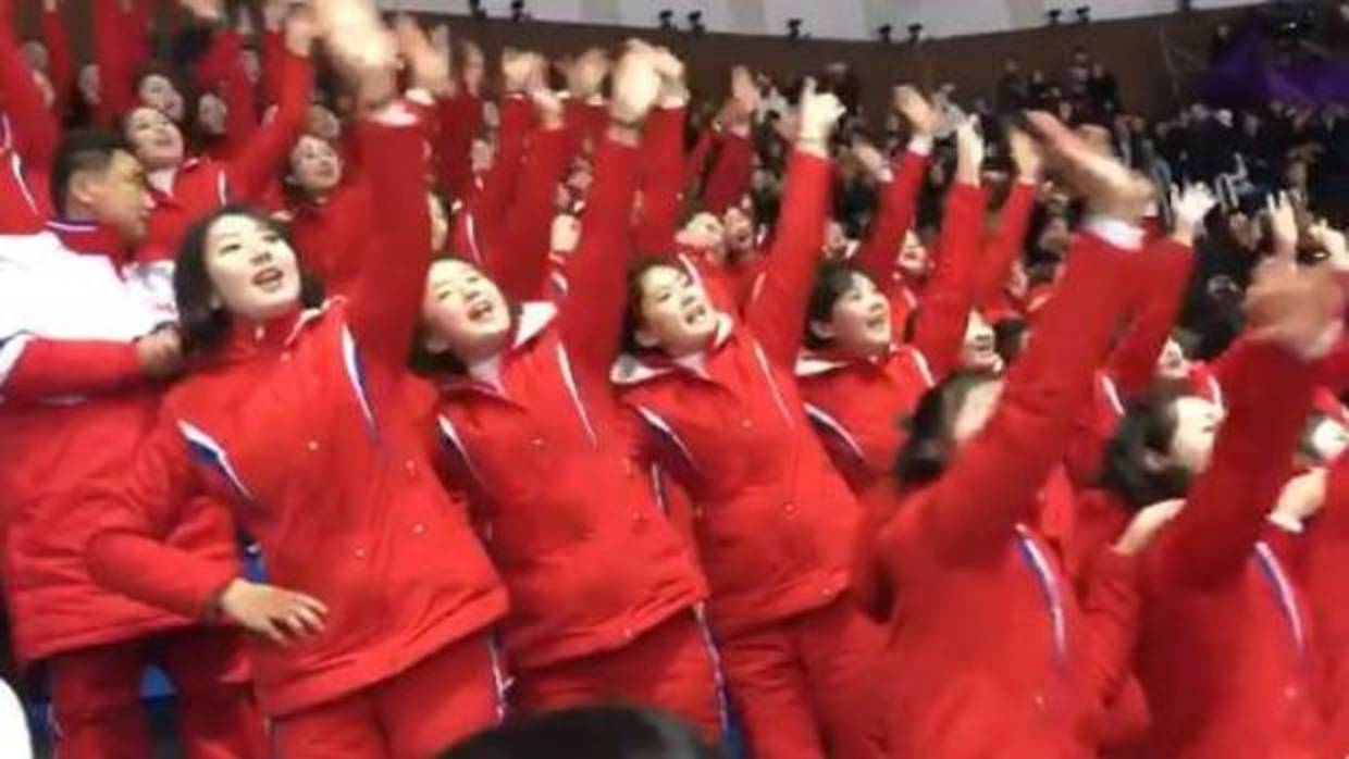 La coreografía siniestramente perfecta de los hinchas de Corea del Norte