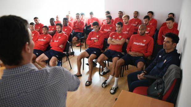 Reunión con LaLiga de los jugadores del Sevilla antes del entrenamiento