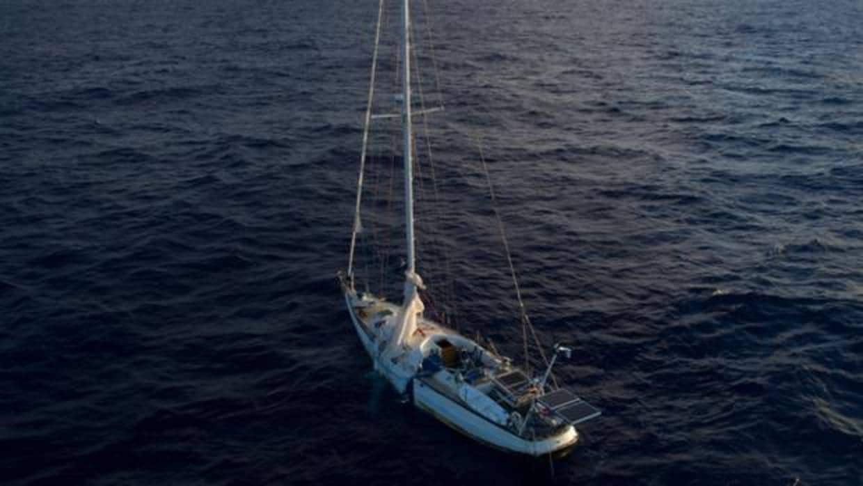 El «Turn the Tide on Plastic» se encontró con un barco abandonado