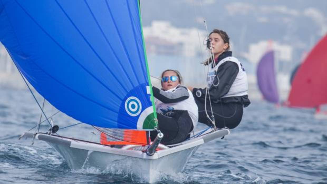 Alicia Fras y María González, líderes de la clase 29er en la MedSailing