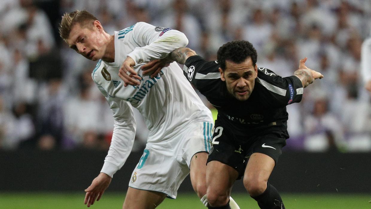 Toni Kroos pelea un balón con Dani Alvés en el partido con el PSG