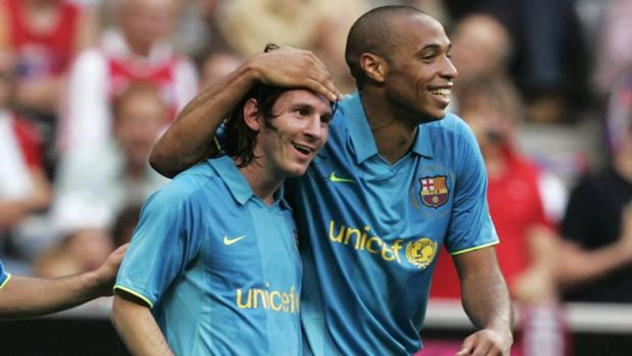 Leo Messi y Thierry Henry durante un partido con el Barcelona en 2007