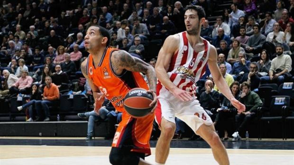 Fernando San Emeterio lanza a canasa en el partido contra el Olympiacos