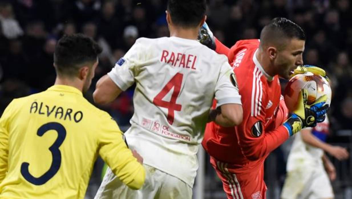 Bacca pelea un balón en el partido contra el Lyon