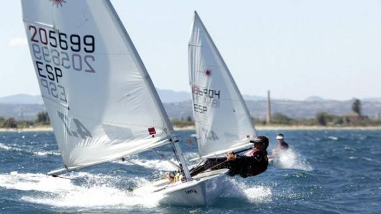 El Trofeo Presidente une vela ligera y clase crucero en el Náutico de Valencia