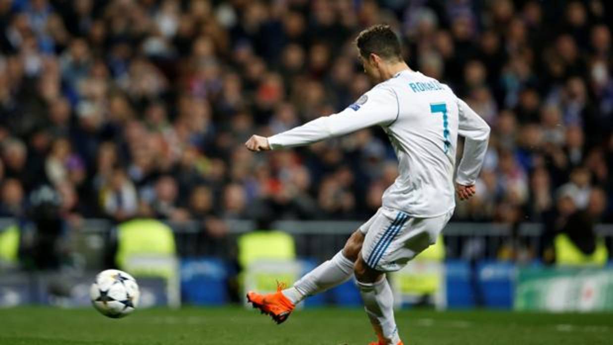 Gareth Bale pelea un balón durante el partido contra el Alavés