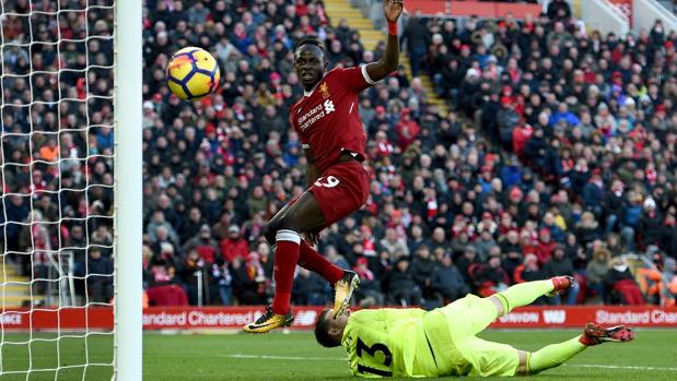 El Liverpool golea, adelanta al United y ya es segundo