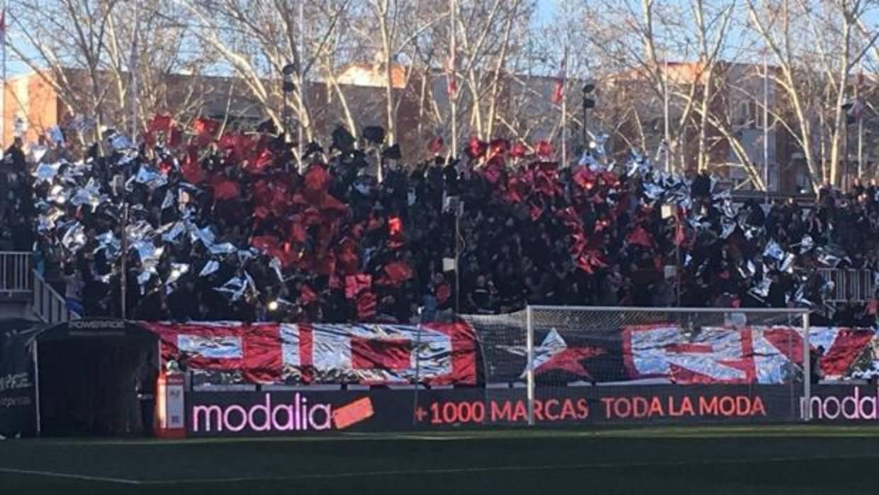 Uno de los fondos del estadio de Vallecas en el partido contra el Huesca