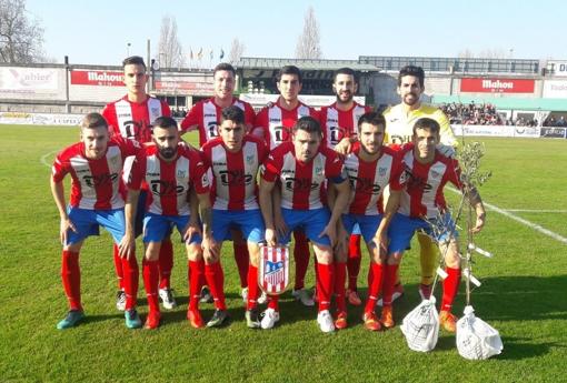 Los jugadores del Navalcarnero posan con los olivos regalados al Coruxo