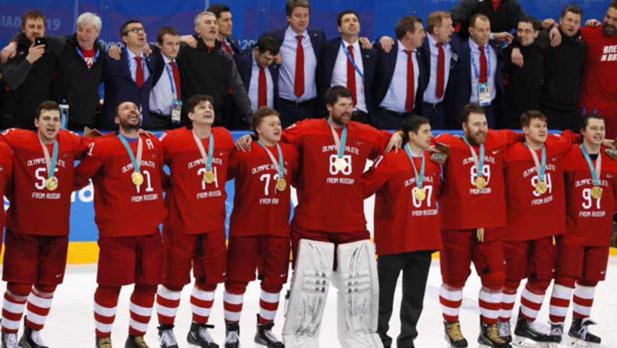 El equipo de hockey de Rusia desafía al COI entonando su himno nacional en la entrega de medallas