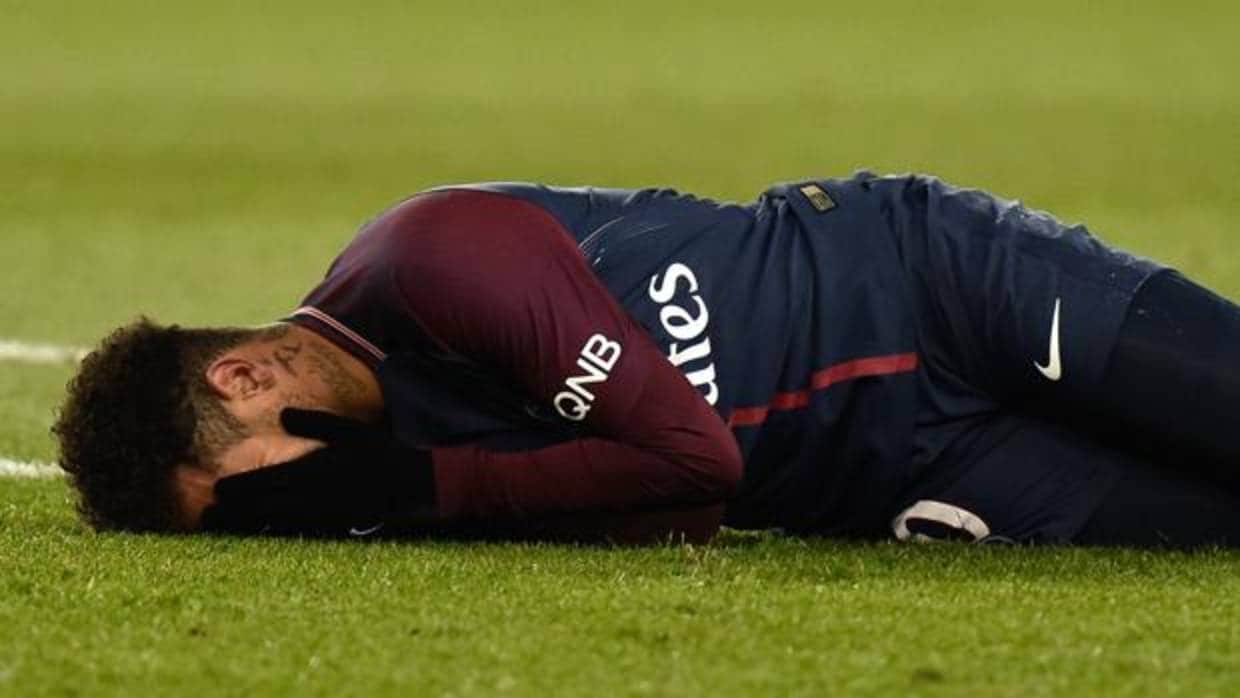 Neymar, tendido en el césped tras su lesión