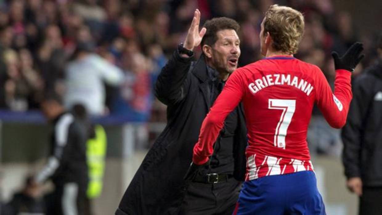 Griezmann se saluda con Simeone tras un gol