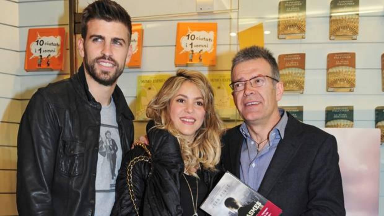 Gerard Piqué acompañado por su padre y Shakira