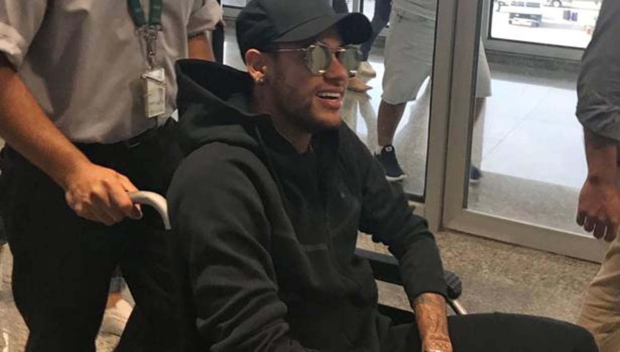 Neymar, en silla de ruedas, a su llegada a Río de Janeiro