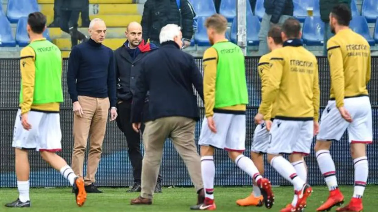 Los jugadores del Cagliari abandonan el campo al suspenderse el partido contra el Génova