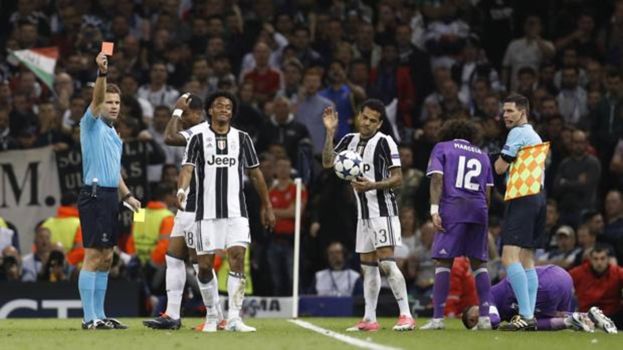 Brych expulsa a Cuadrado, en la final de la Champions 2016-17 Juventus-Real Madrid
