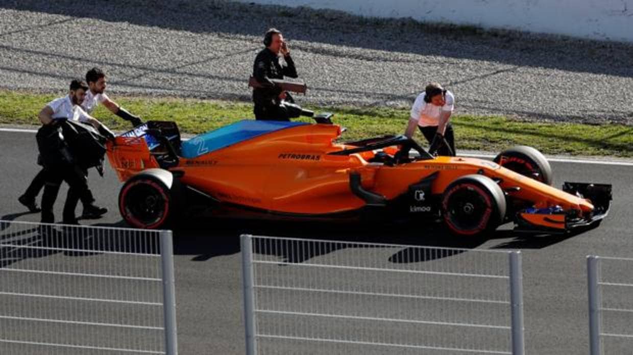 El McLaren MCL33, empujado al garaje