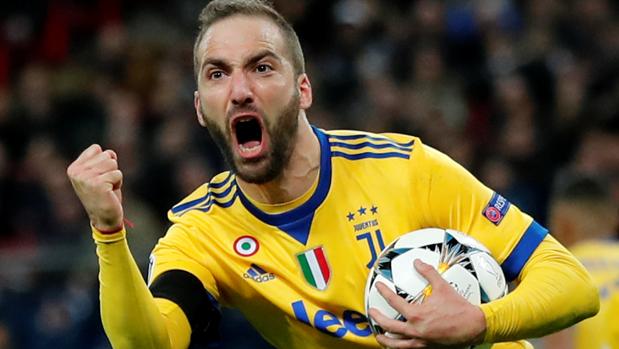 Higuaín se inventa el pase a cuartos de la Juventus