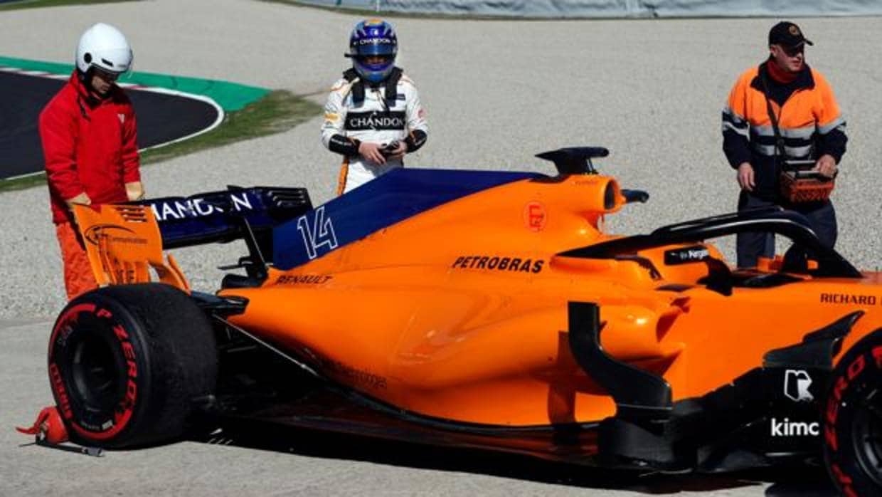 Alonso, junto al McLaren, tras el fallo mecánico del pasado miércoles