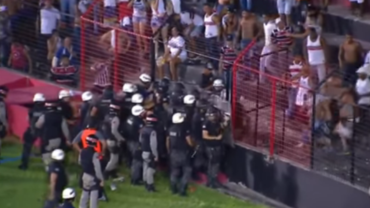 La Policía brasileña rocía con gas pimienta a la hinchada por los disturbios