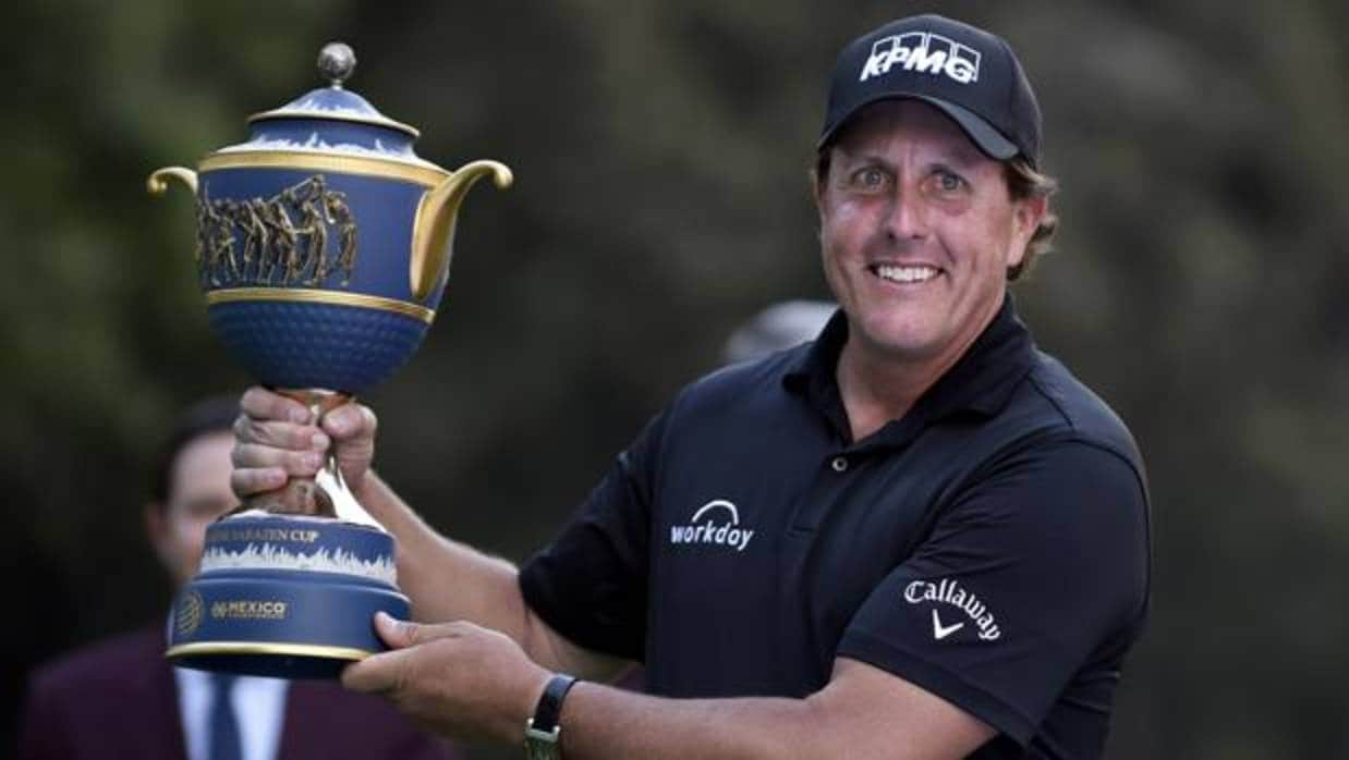 Phil Mickelson levanta el trofeo que le acredita como campeón del World Golf Championship México 2018