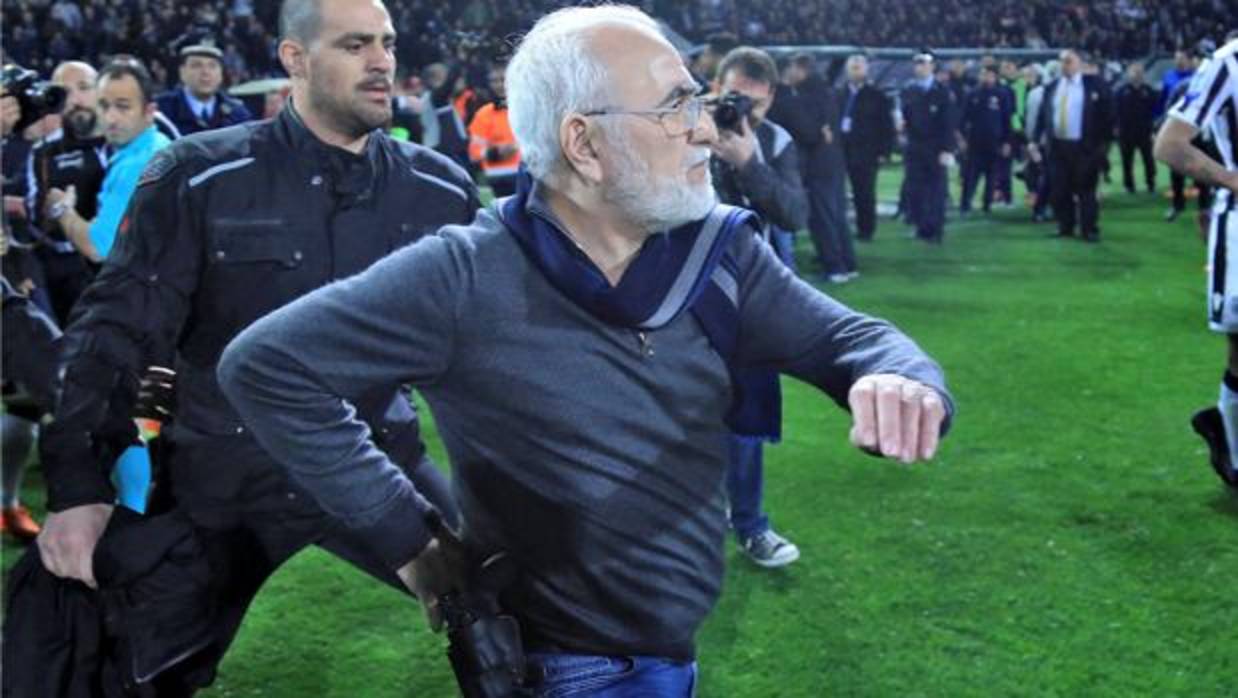 Ivan Savidis, presidente delPAOK, salta al campo con una pistola