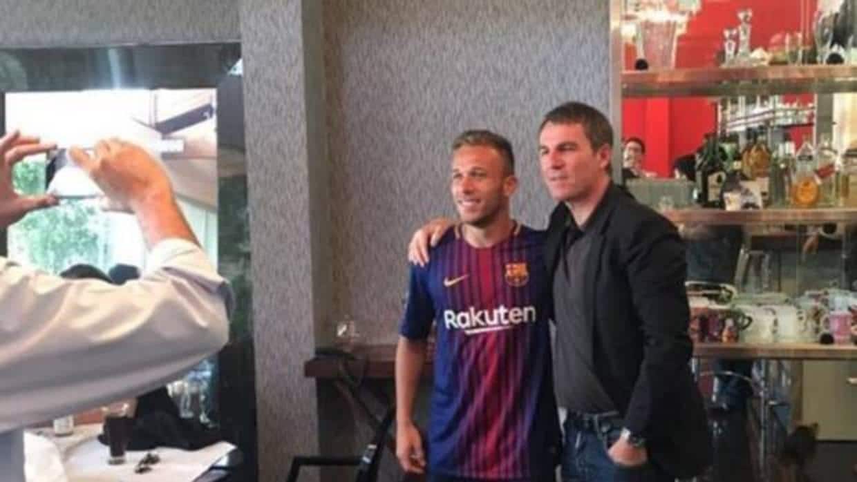 Arthuir demostró sus ganas de fichar por el Barcelona poniéndose la camiseta culé y posando con Robert