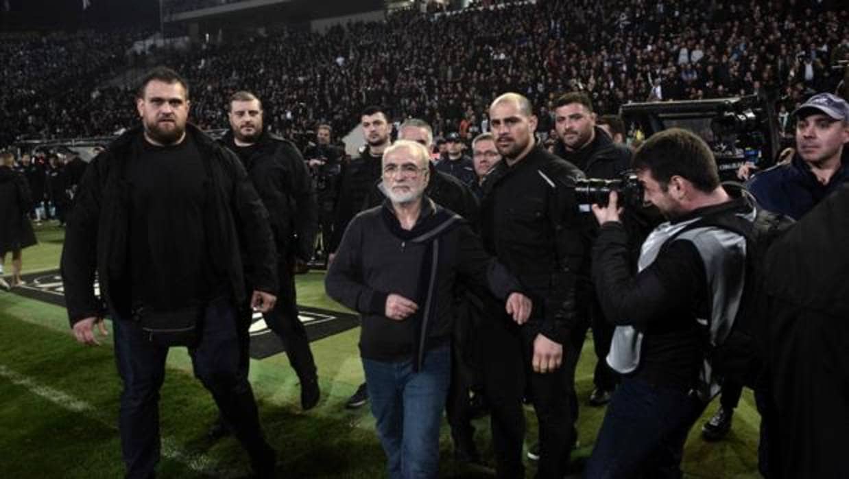 El presidente del PAOK, Ivan Savvidis, en el momento de su entrada al campo