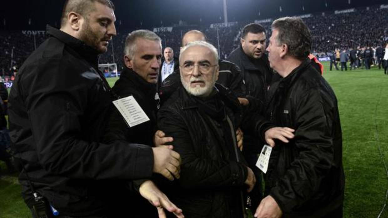 Ivan Savvidis, en el partido ante el AEK protegido por sus guardaespaldas