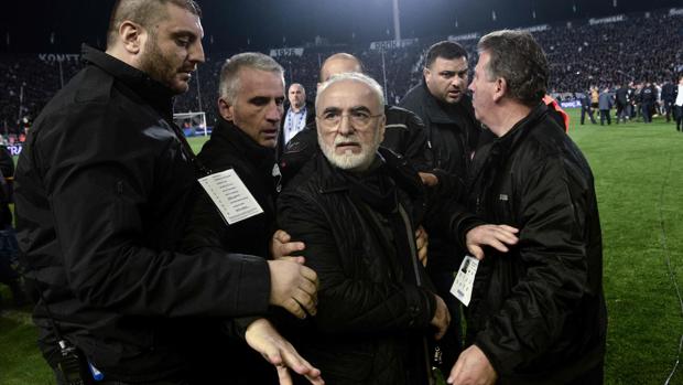 Savvidis, presidente del PAOK, pide perdón por invadir el campo de juego con un arma