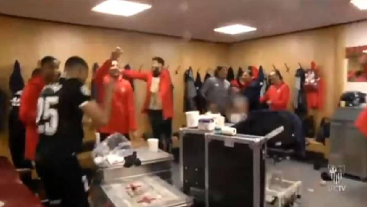 Jugadores del Sevilla celebrando la victoria en los vestuarios