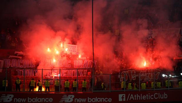 Los ultras siembran el terror con bengalas dentro del estadio