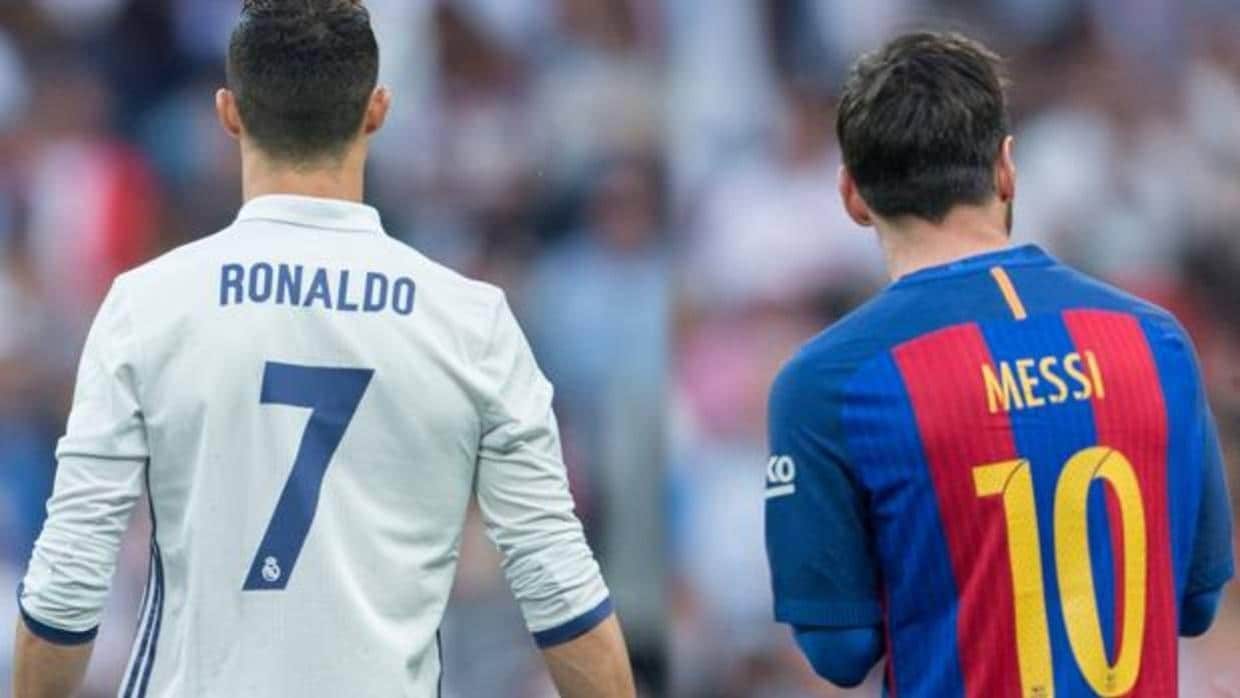 Cristiano Ronaldo y Messi durante un partido de Liga