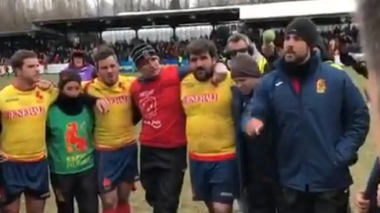 Jaime Nava se dirige a sus compañeros tras la derrota de la selección de rugby ante Bélgica