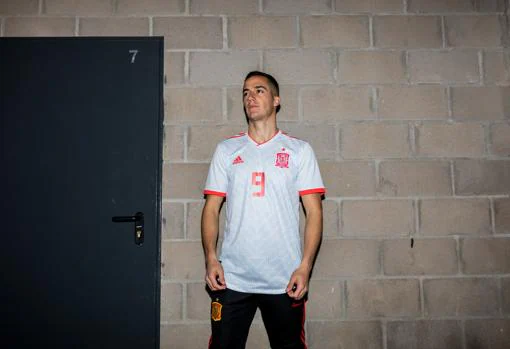 España presenta su segunda camiseta para el Mundial