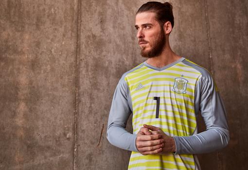 España presenta su segunda camiseta para el Mundial