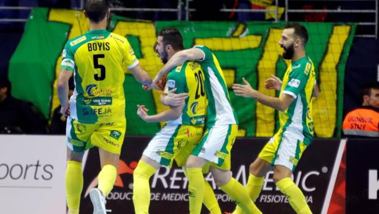 Los jugadores del Jaén celebran con Chino un gol decisivo en semifinales