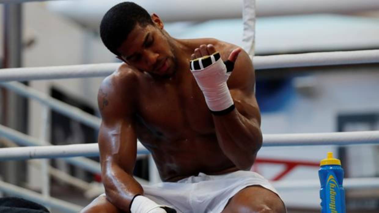 Anthony Joshua, durante una sesión de entrenamiento antes de su pelea con Parker