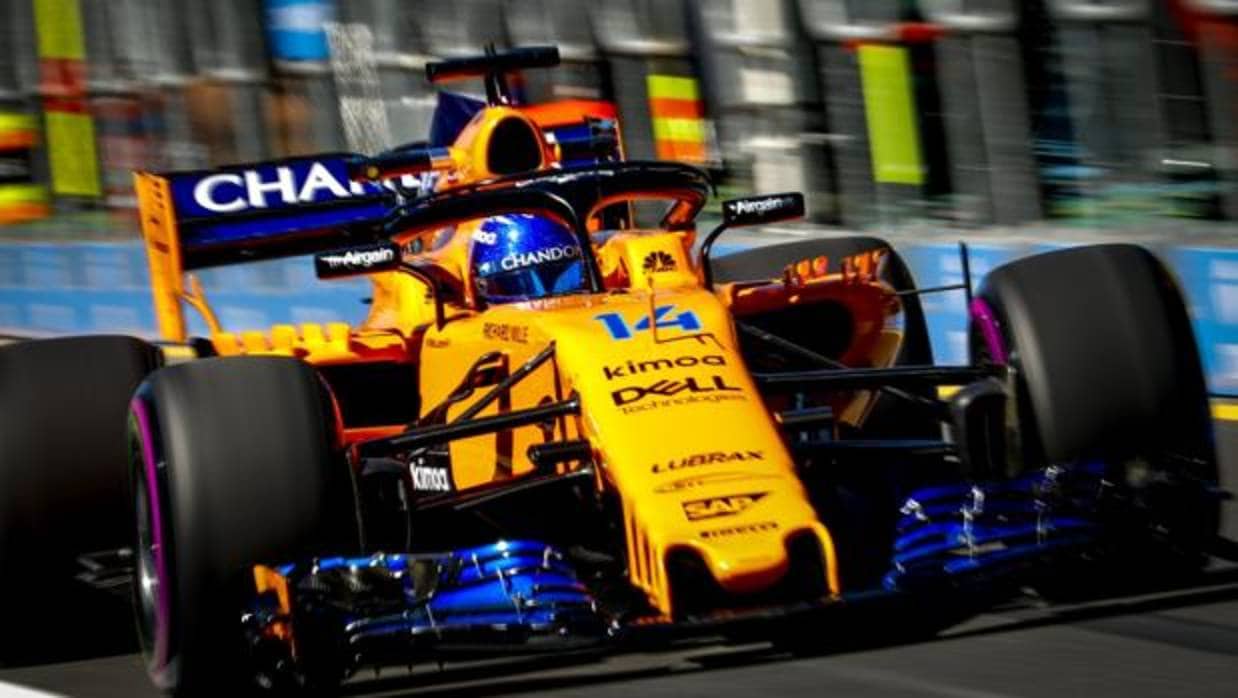 El piloto español Fernando Alonso de McLaren en acción