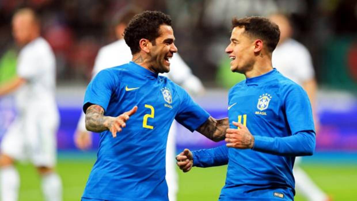 Dani Alves y Coutinho celebran un gol contra Rusia