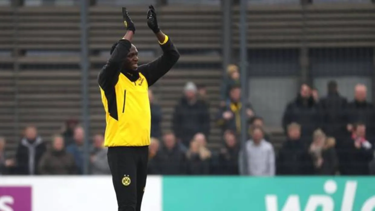 Usain Bolt durante el entrenamiento con el Borussia Dortmund