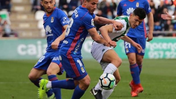 El Córdoba salva un punto contra el Oviedo en los últimos minutos