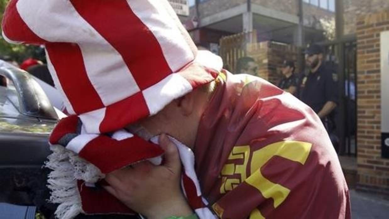 Un aficionado del Murcia llora en 2014 por el descenso administrativo a Segunda B